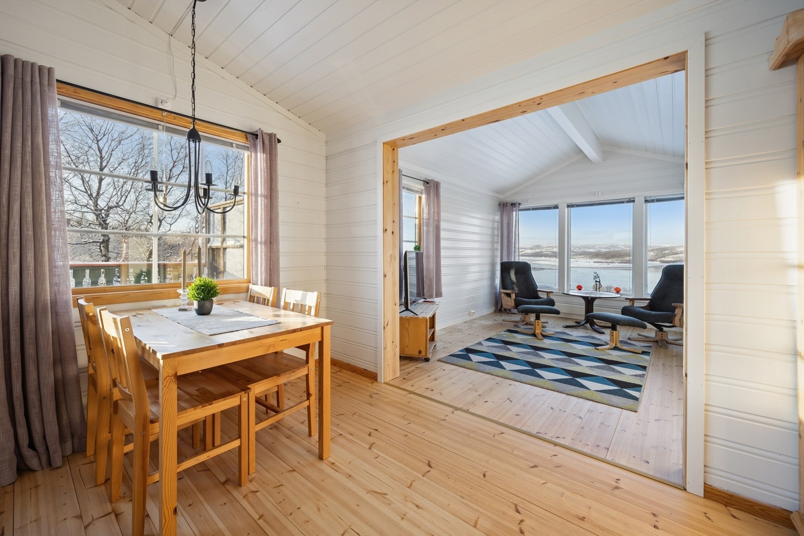 Innvendig byr fritidsboligen på flere stueområder som gir godt med plass til å skape ulike soner. Galleribilde