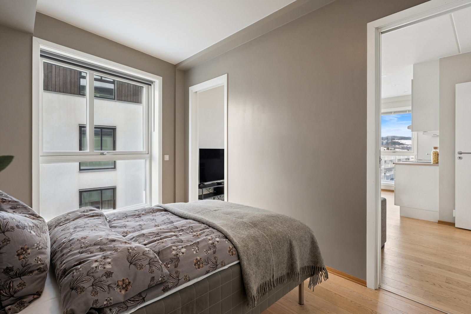 Det er tilgang til soverommet på hver side av sengen. Galleribilde