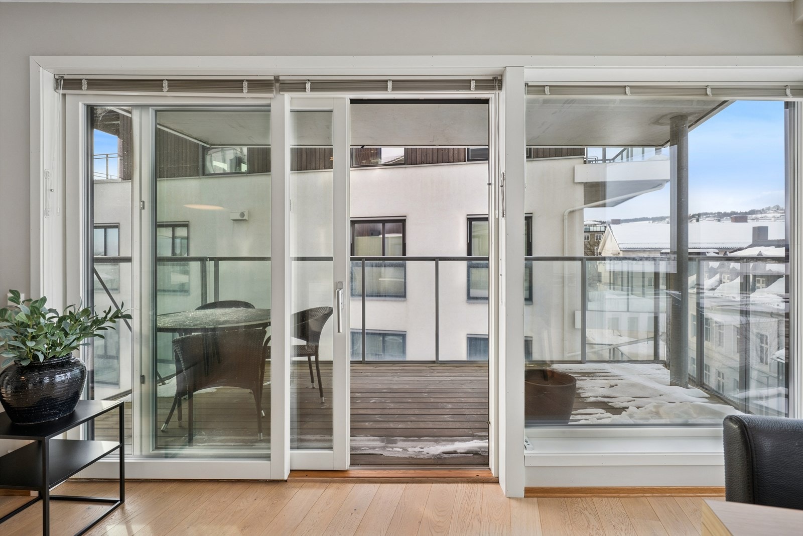 Tilgang til leilighetens balkong via stuen. Galleribilde