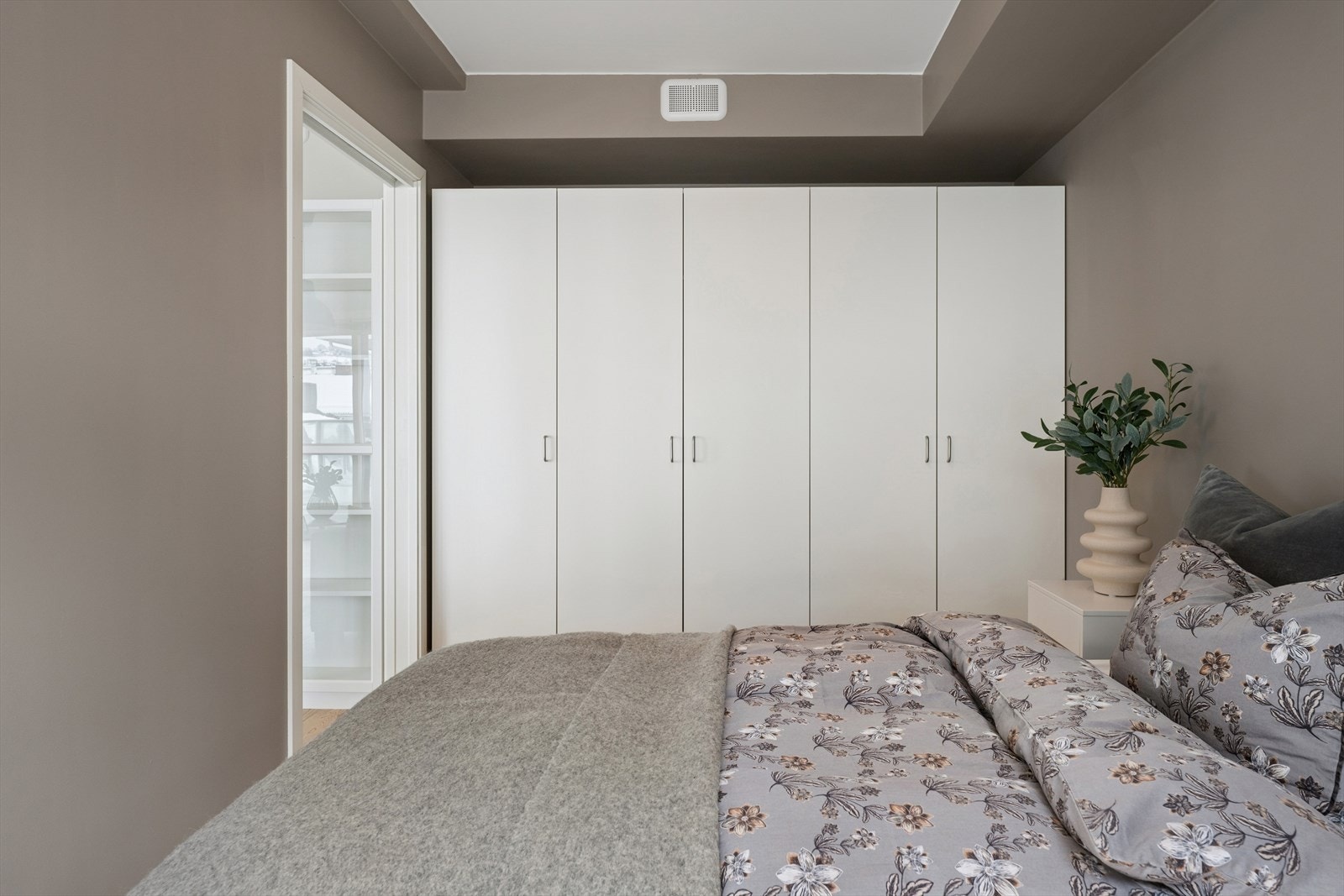 Rikelig med klesoppbevaring. Galleribilde