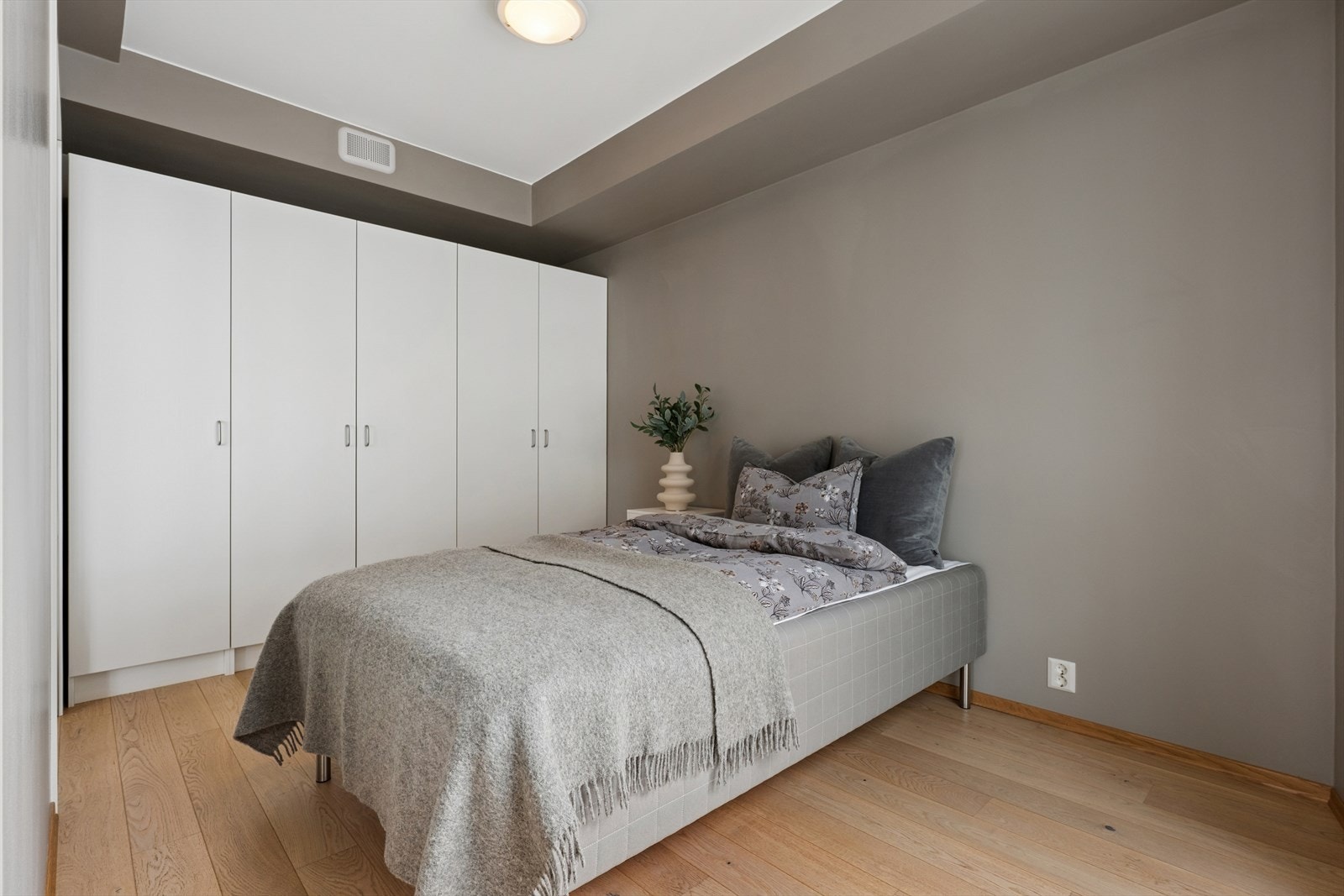 Soverommet har et lunt fargevalg på vegger som skaper en behagelig atmosfære. Galleribilde