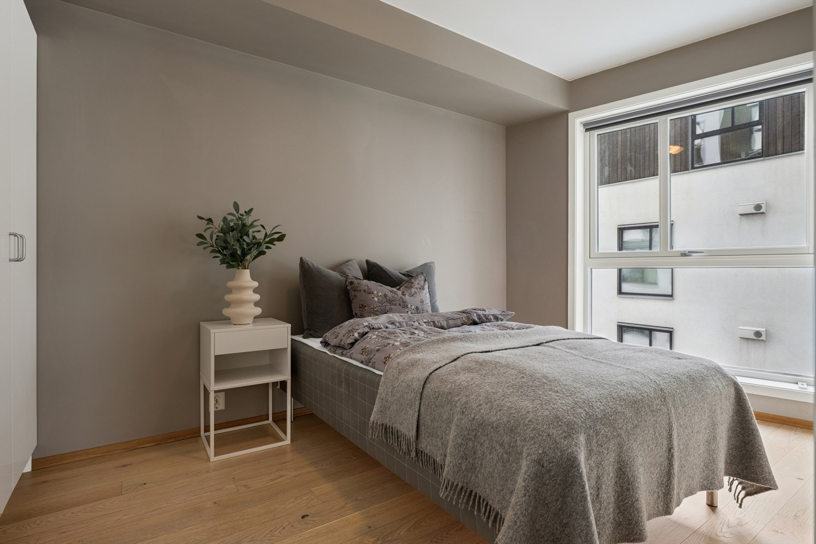 Soverommet er av god størrelse med store og fine vinduer. Galleribilde