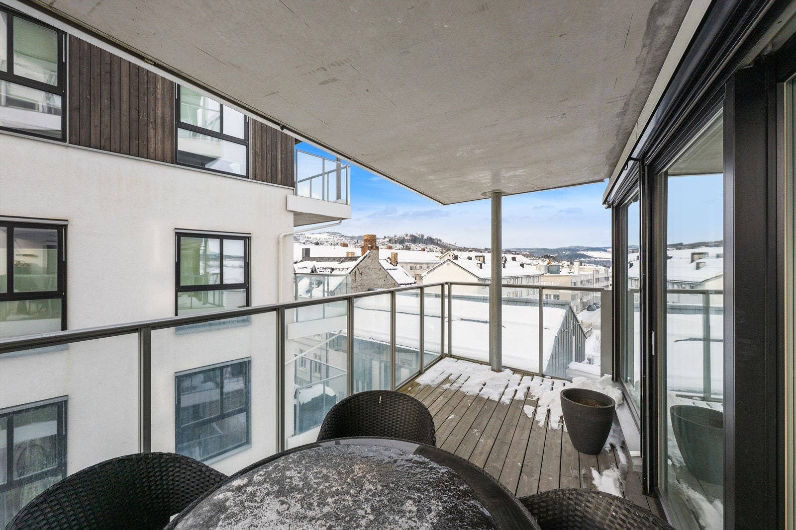 Balkongen strekker seg langs stueveggen. Galleribilde