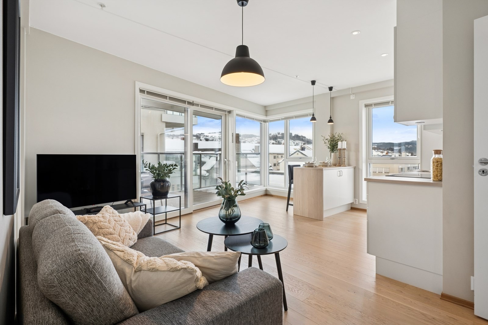 I leiligheten kommer man inn en åpen og innbydende stue/kjøkken løsning. Galleribilde