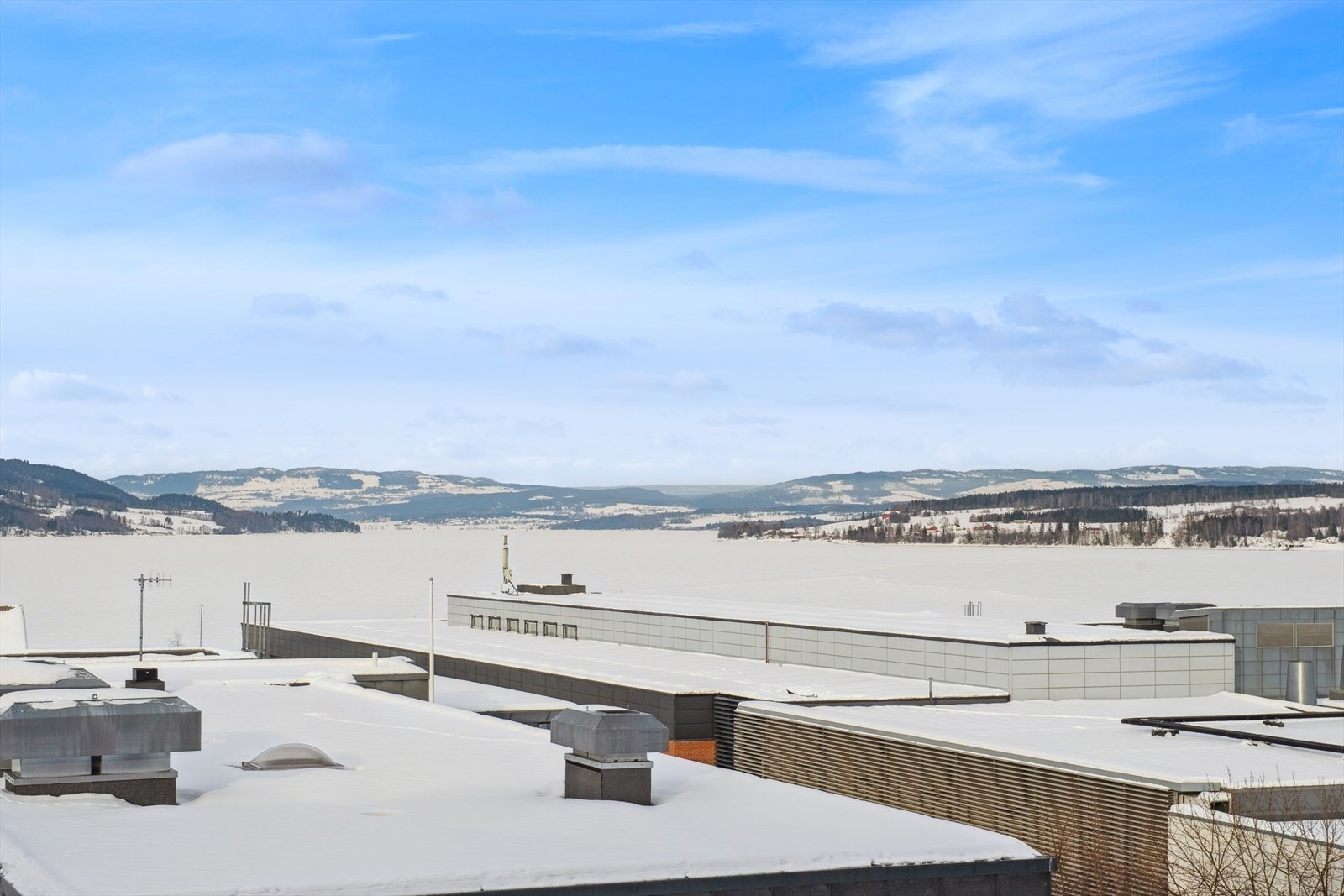 Utsikt utover Mjøsa fra kjøkkenvinduet. Galleribilde