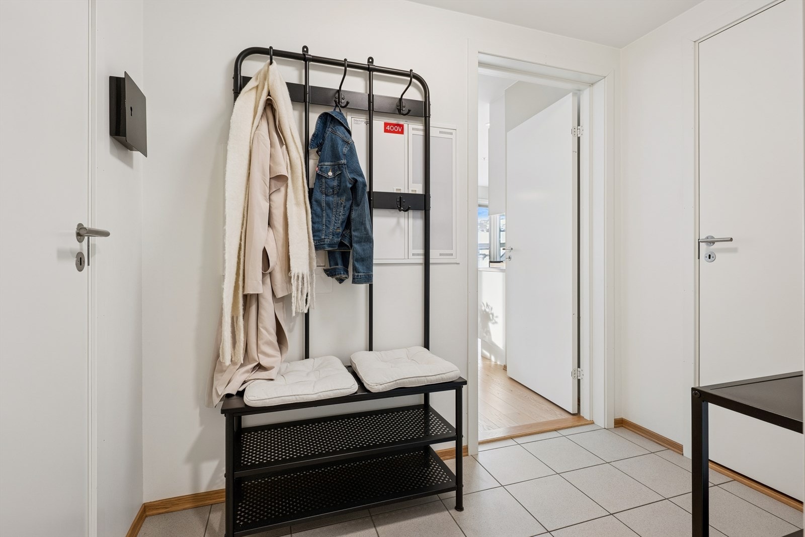 Lys og fin entré med plass til yttertøy | Flislagt gulv med vannbåren varme. Galleribilde