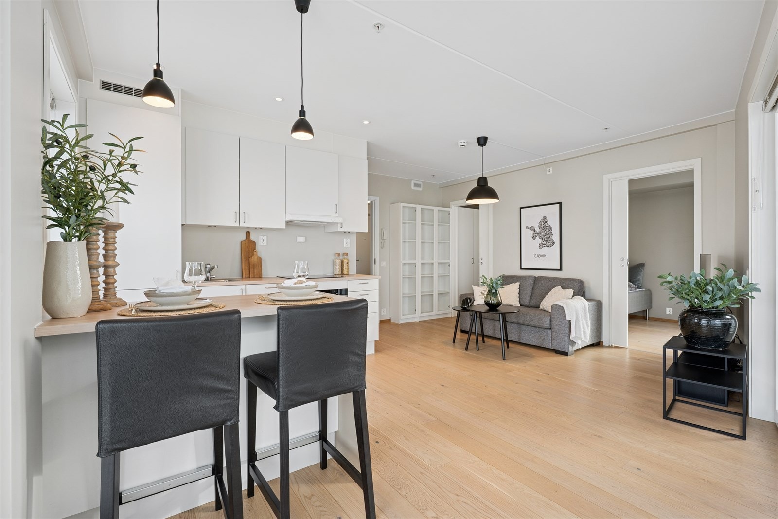 Leiligheten fremstår moderne og lekker. God planløsning og lyse overflater gjør boligen større. Galleribilde