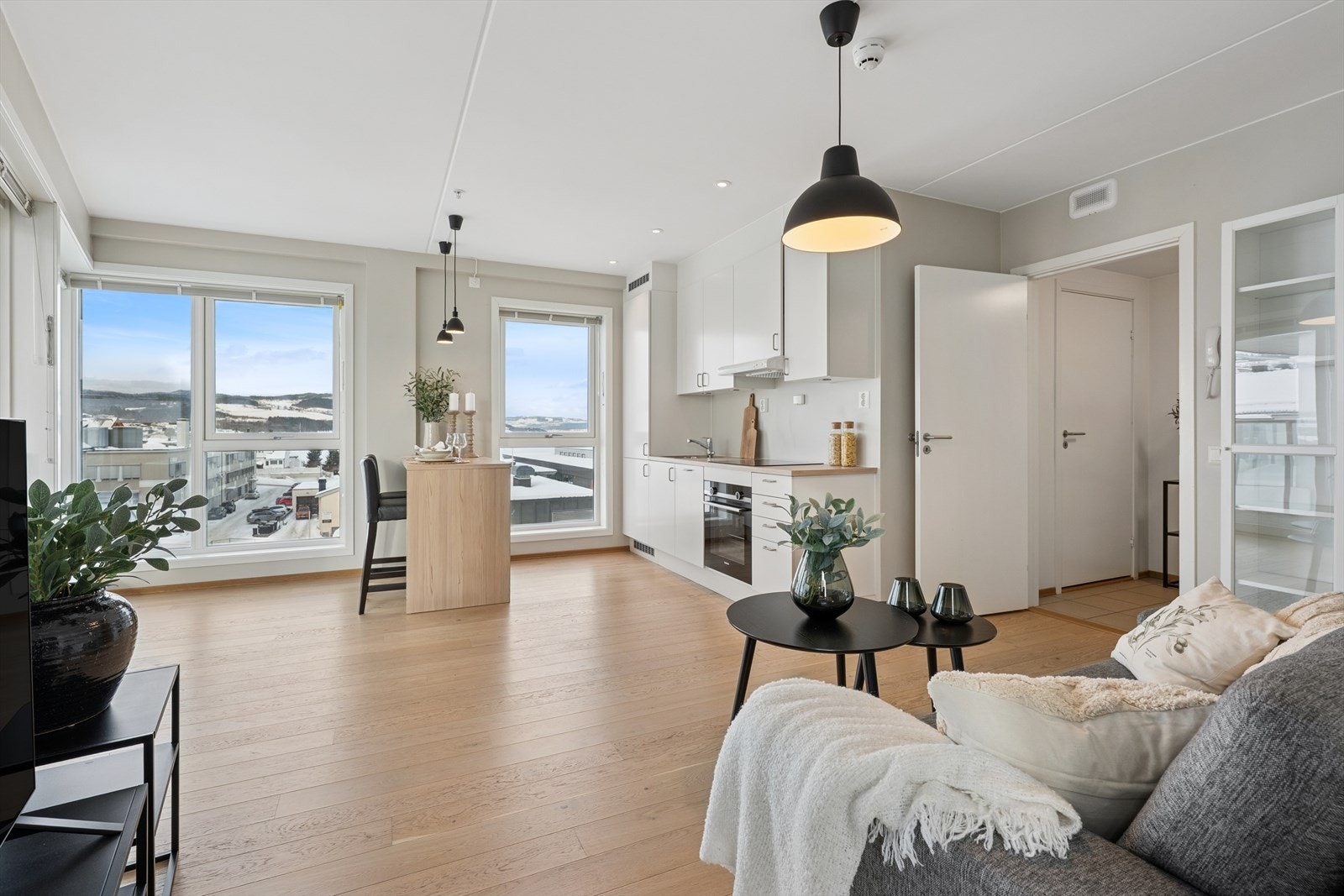 Gulv til tak vinduer slipper inn godt med naturlig lys og rammer fint inn utsikten. Galleribilde