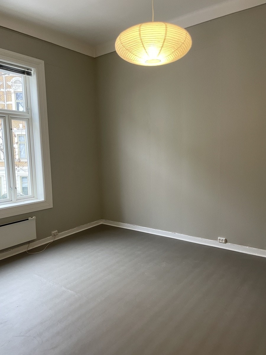 Romslig og lys stue Galleribilde