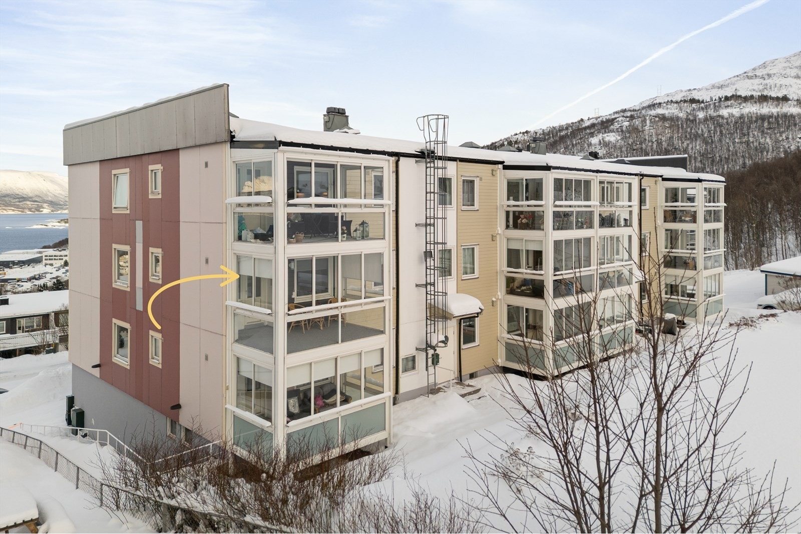 Leiligheten ligger i 2.etasje på enden av bygget Galleribilde