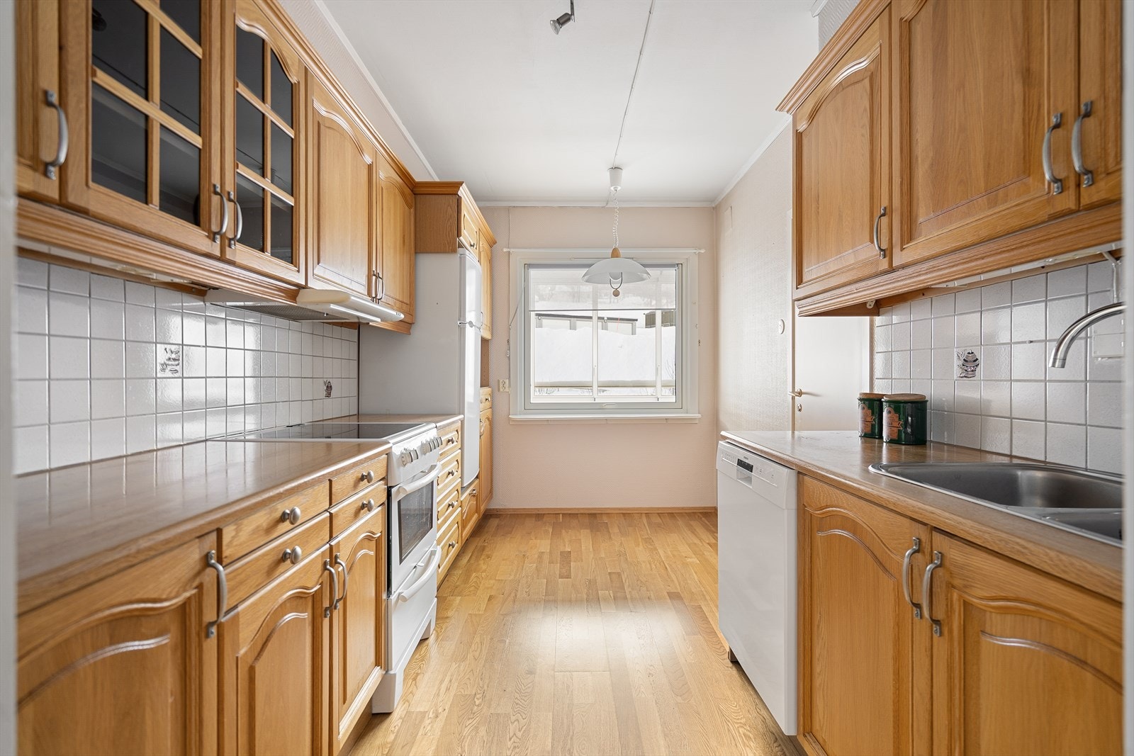 Kjøkken med profilerte fronter og romslig utforming Galleribilde