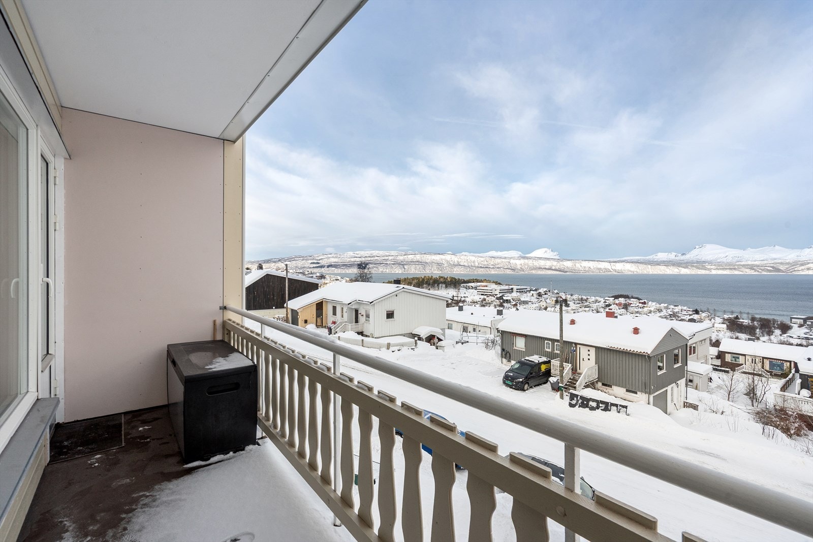 Innbydende balkong med plass til møbler og oppbevaring. Se for deg å nyte solrike sommerdager med denne utsikten! Galleribilde
