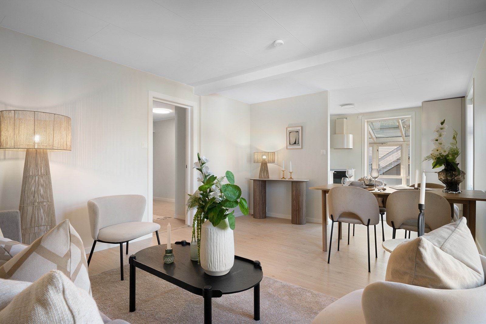 Stuen har en semiåpen løsning mot kjøkkenet og direkte adkomst til vinterhagen. Galleribilde