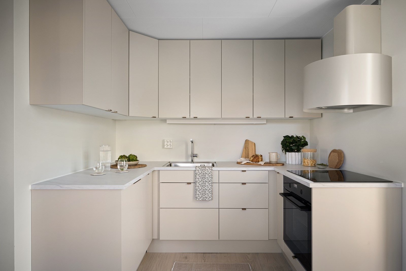 Lekkert og moderne kjøkken med god skap- og benkeplass. Utstyrt med integrerte hvitevarer som oppvaskmaskin, kjøleskap/frys og steikeovn med
platetopp. Galleribilde