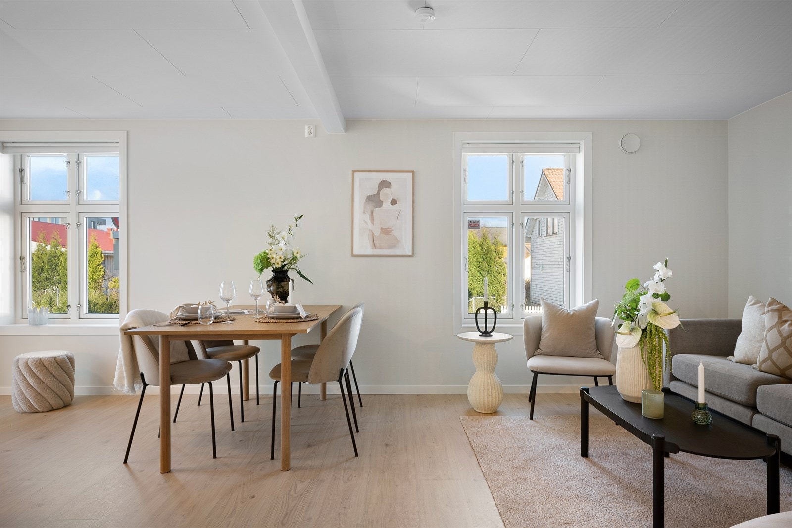 Innbydende og lys stue med store vindusflater som gir rikelig naturlig lys. Galleribilde