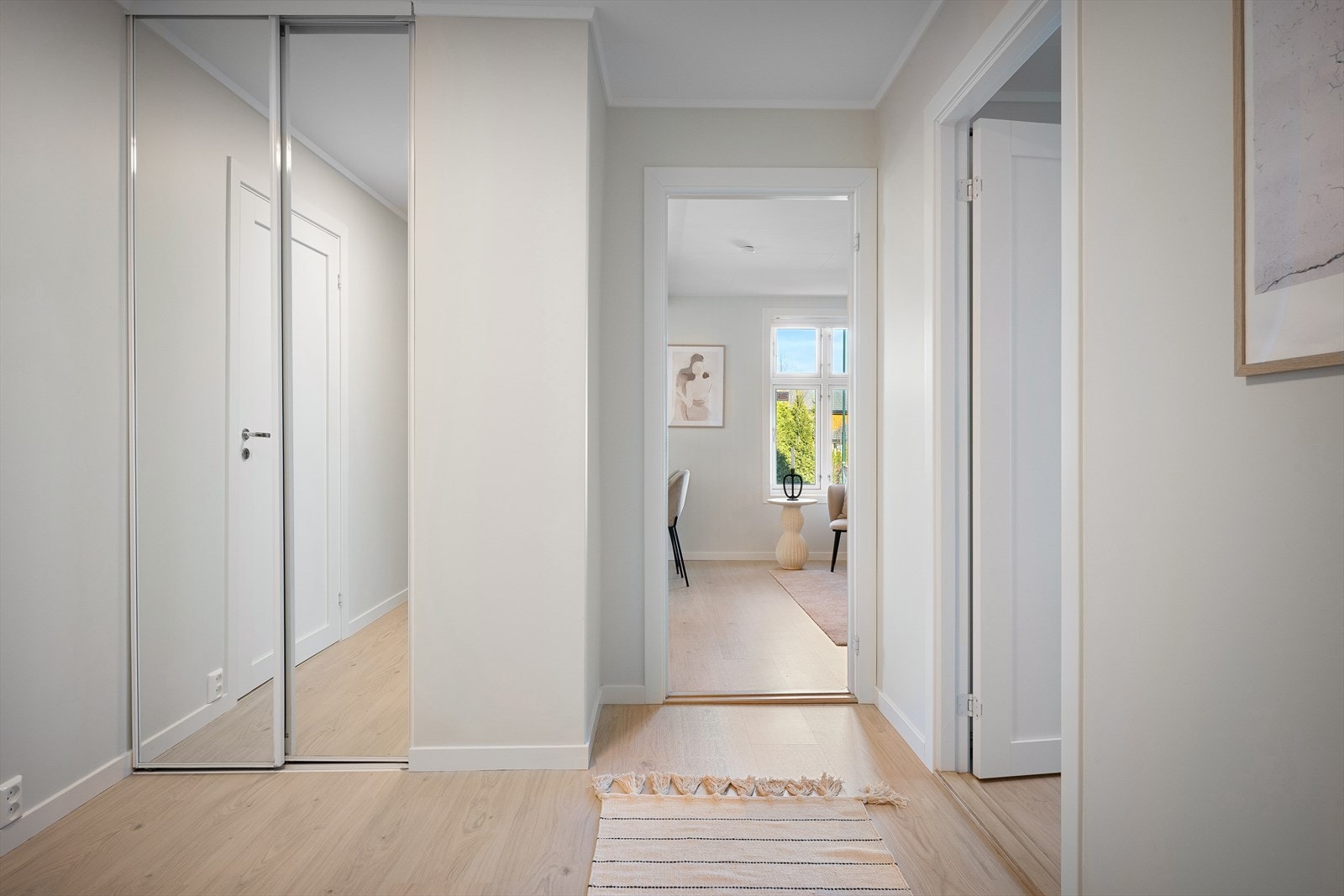 Entré med plass til garderobe Galleribilde