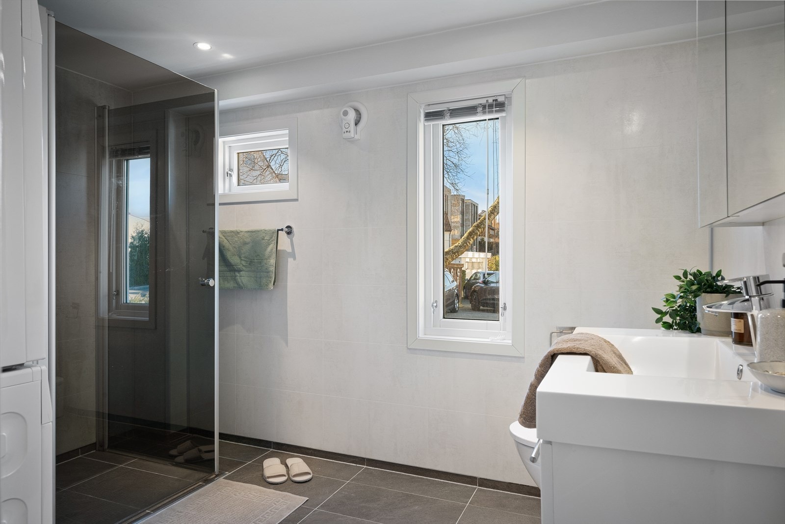 Baderommet ble oppgradert i 2014. Fliser på gulv. Gulvmontert toalett, dusjnisje, hvit innredning med speil over servant. Opplegg for vaskemaskin og tørketrommel. Galleribilde