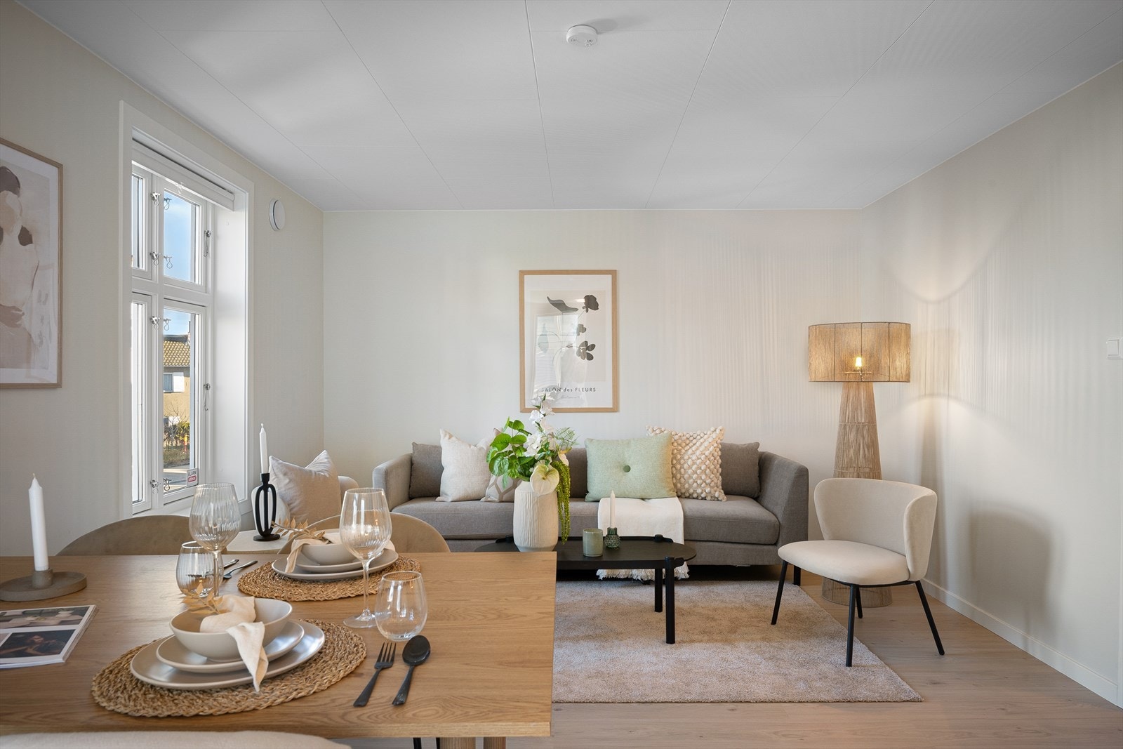 Det er god plass til både salongbord og spisebord. Galleribilde