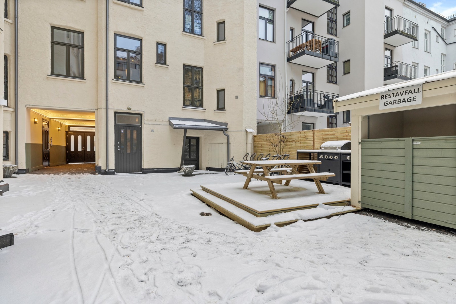 Hyggelig bakgård med sitteplasser. Galleribilde