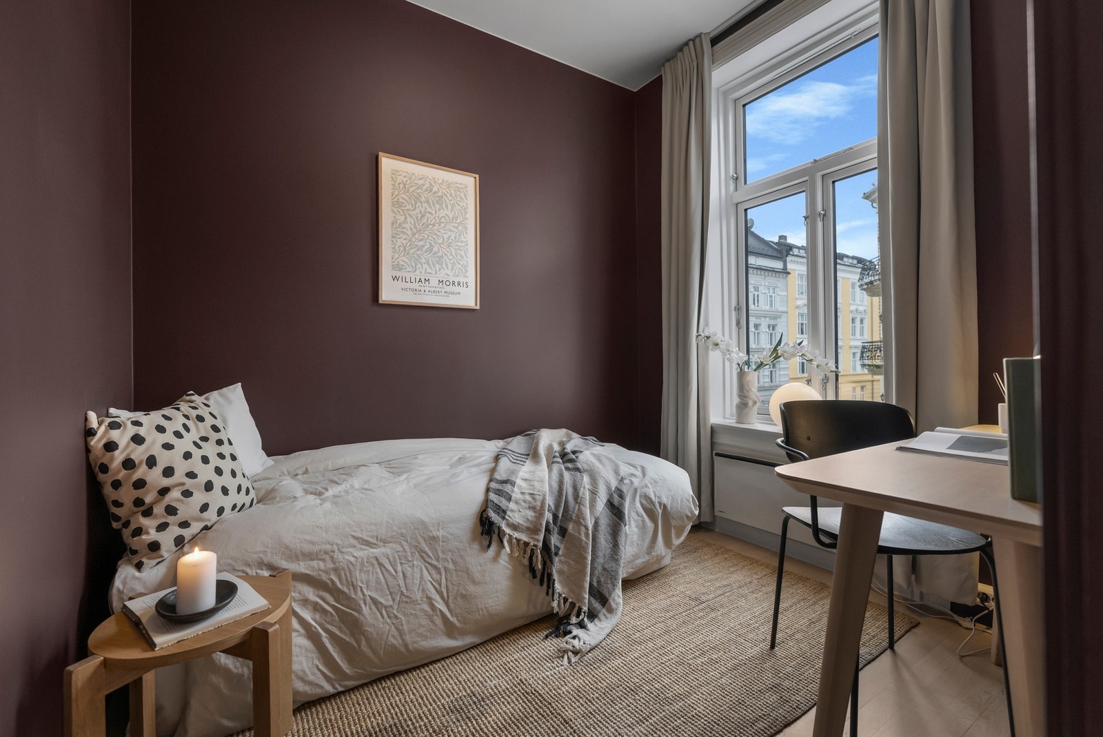 Soverom II - stort vindu som slipper inn godt med lys. Galleribilde