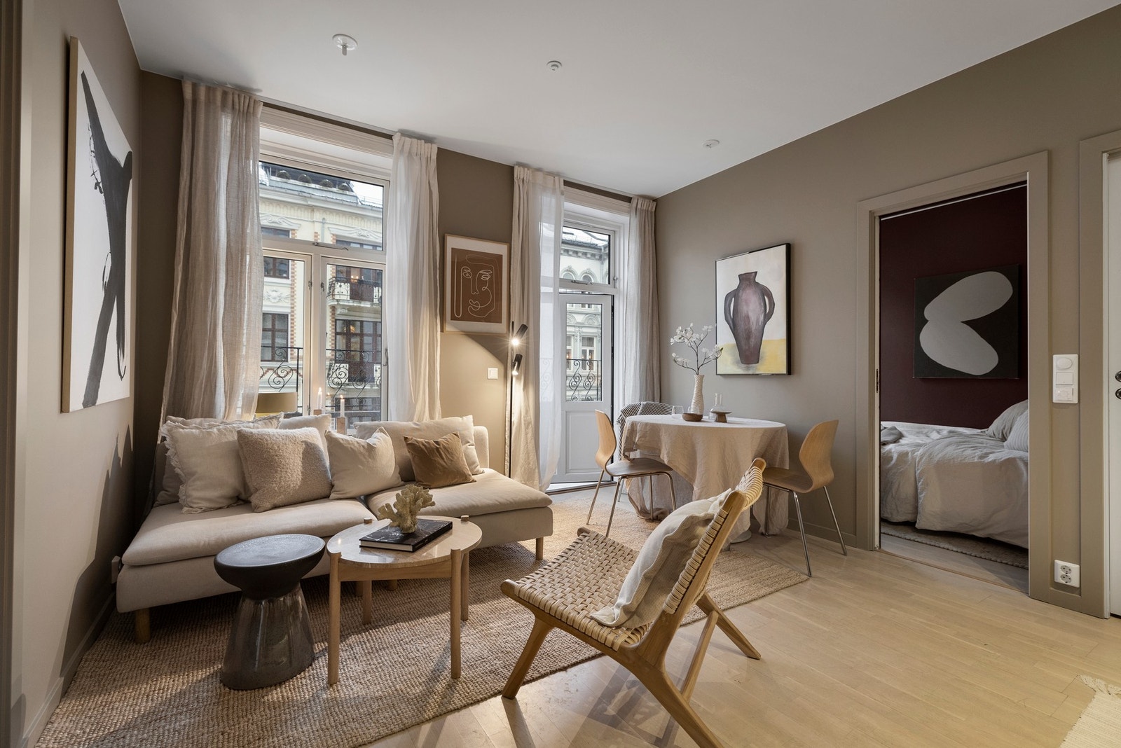 Luftig stue med store vindusflater som slipper inn godt med naturlig lys, og skaper en god atmosfære. Galleribilde