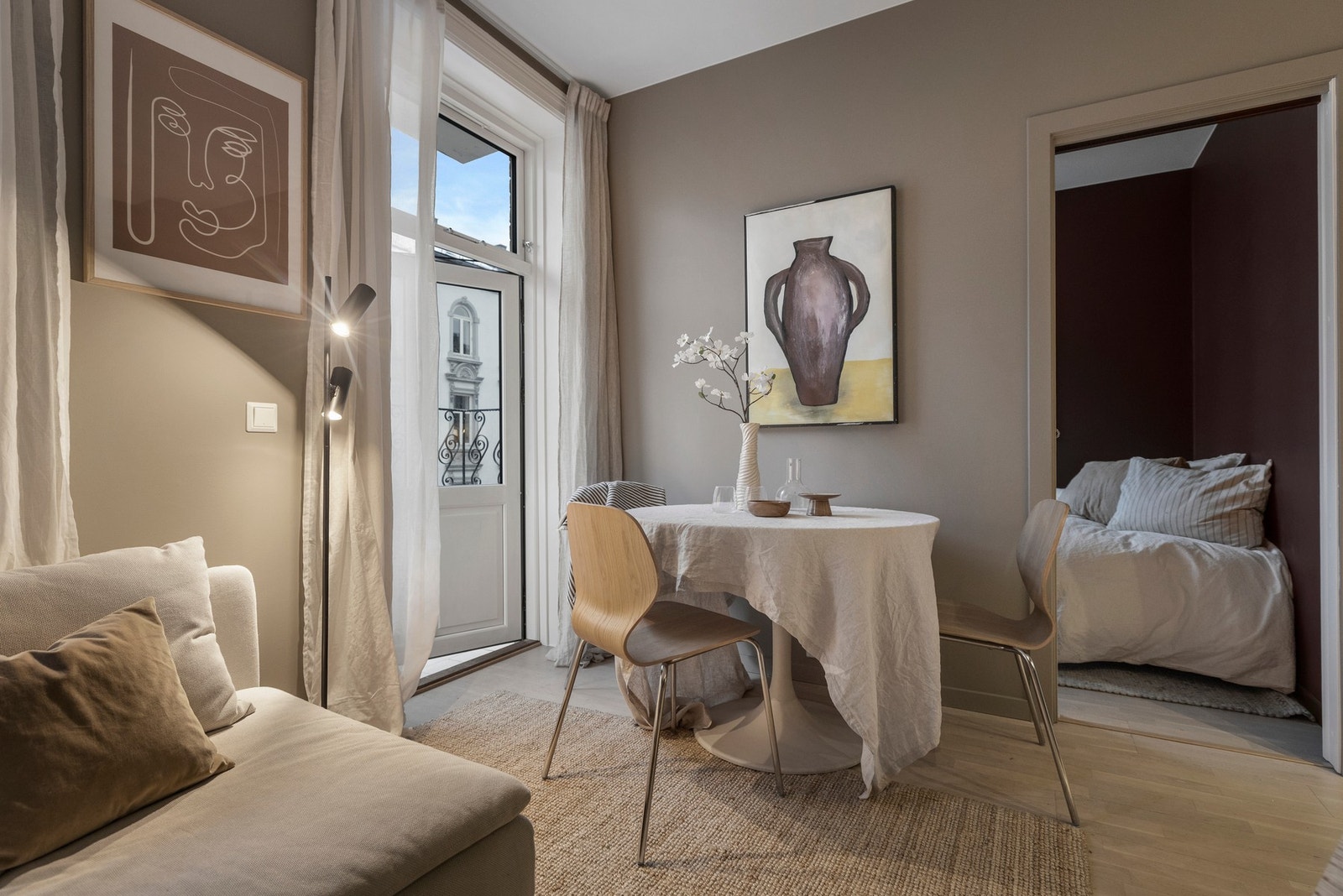 Fra stuen er det utgang til en balkong. Galleribilde