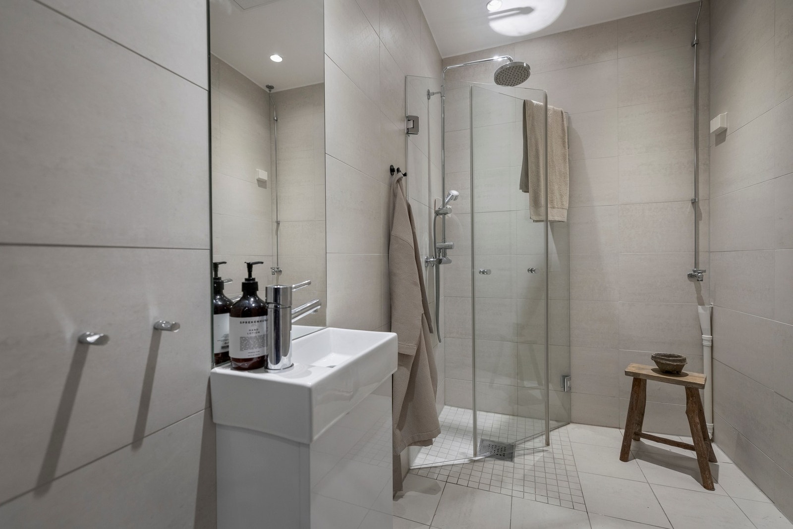 Pent flislagt bad med elektriske varmekabler i gulv. Galleribilde