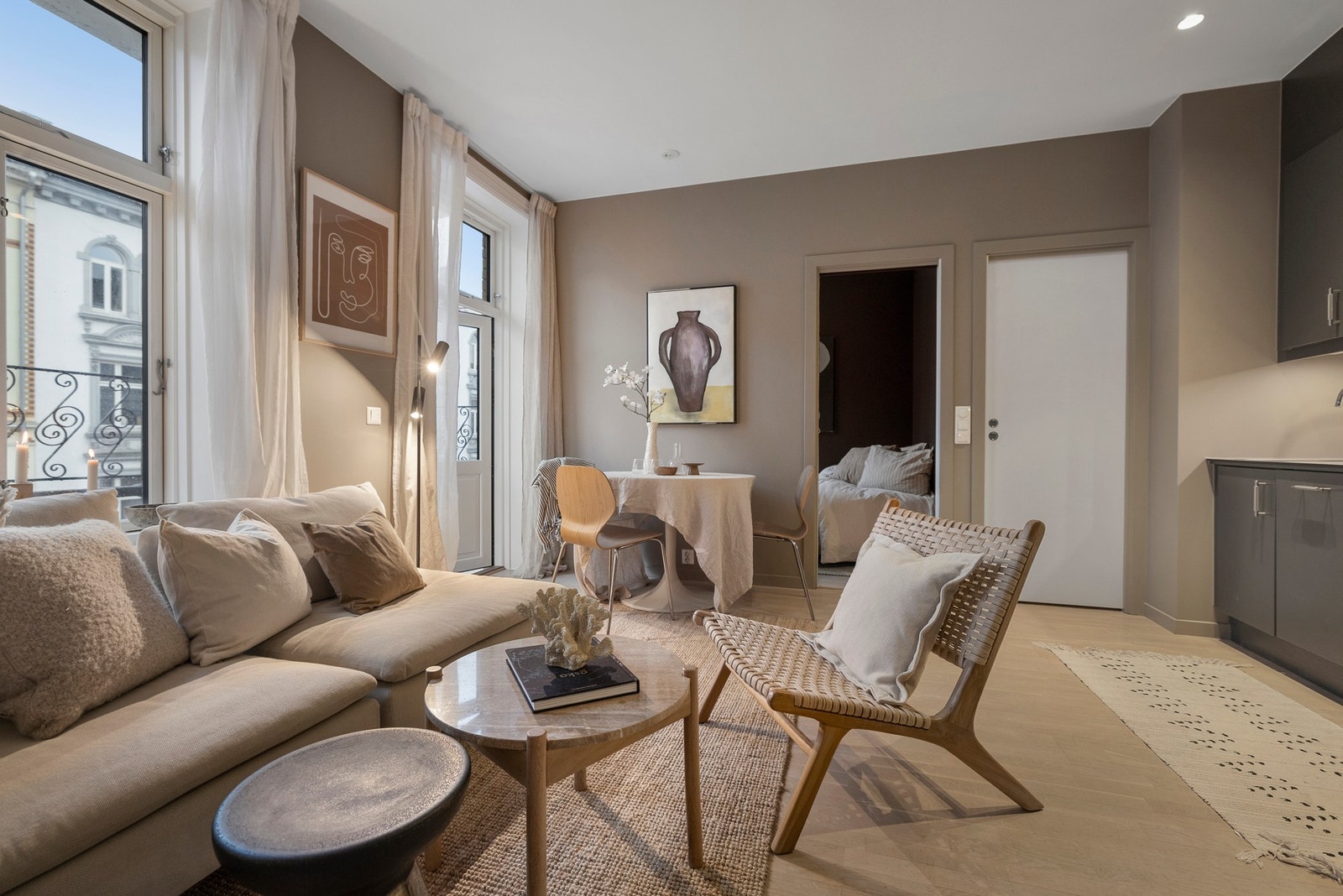 Det er gode møbleringsmuligheter i stuen. Galleribilde