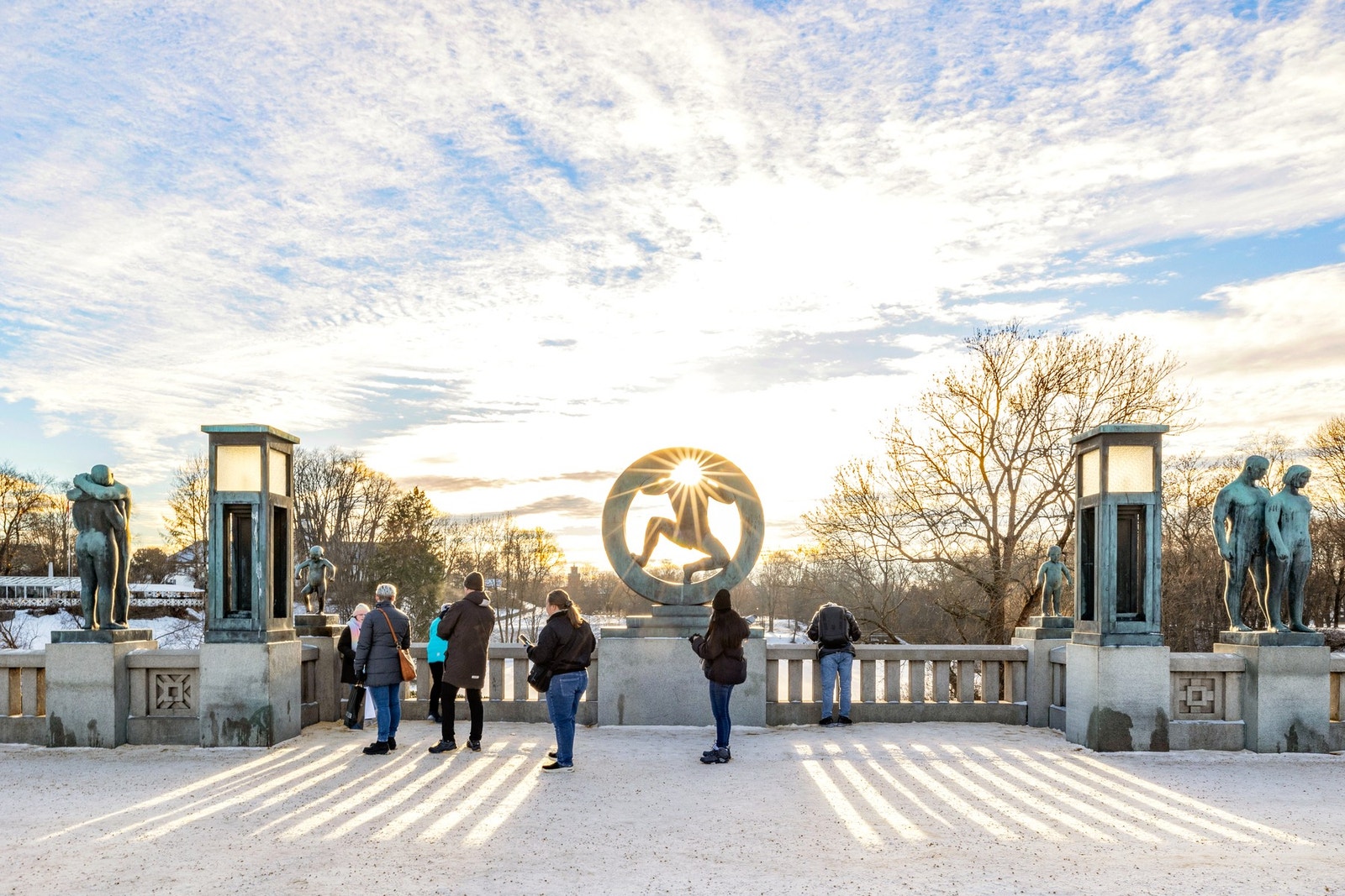 Frogner har svært gode kollektivmuligheter, med både trikk og buss innen kort gangavstand. Trikkelinjene 12 og 15 betjener området, og gir rask forbindelse til sentrum, Majorstuen og andre deler av byen. Galleribilde