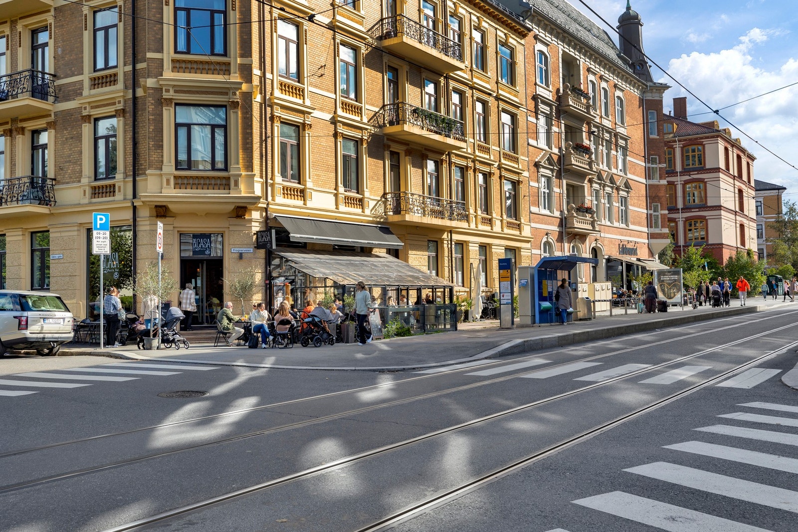 Leiligheten har en særdeles attraktiv beliggenhet midt i hjertet av Frogner, et område kjent for sin eksklusivitet og unike kombinasjon av urbant liv og grønne omgivelser. Galleribilde