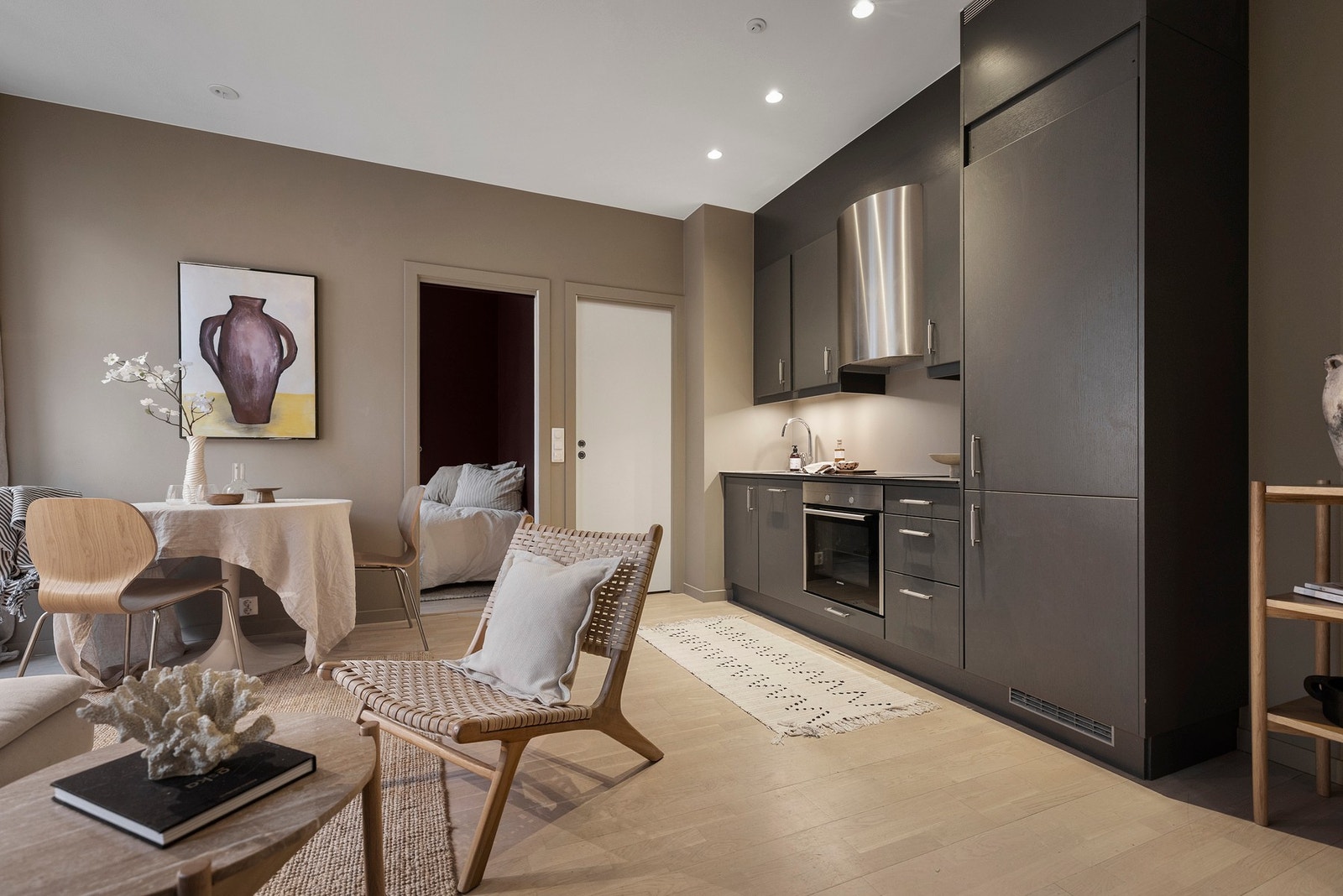 Pent kjøkken fra Sigdal med åpen løsning mot stuen. Galleribilde