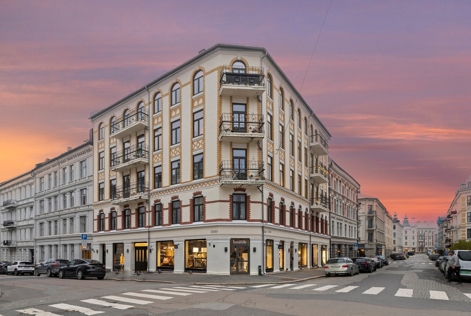 Leiligheten er beliggende i 3.etasje med heisadkomst. Galleribilde