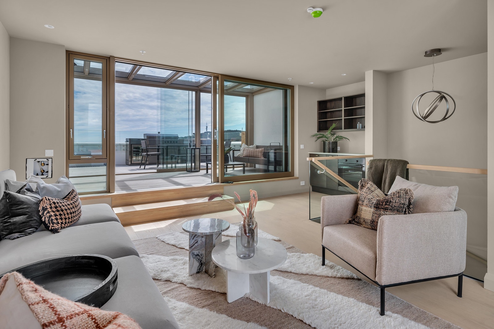 Oppholdsrommet i 6 etg er stort og lyst Galleribilde