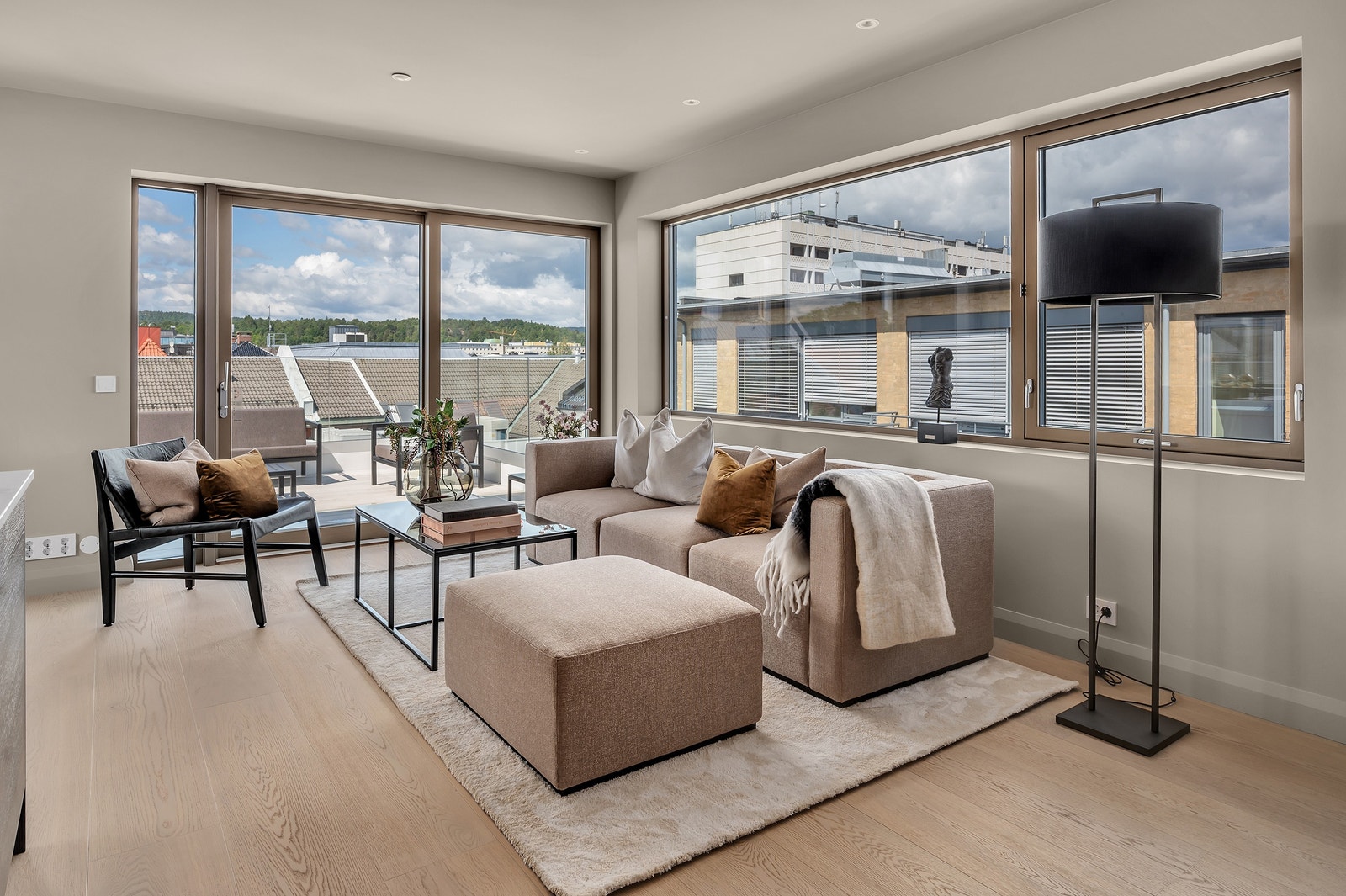 Stuen er romslig og lys Galleribilde