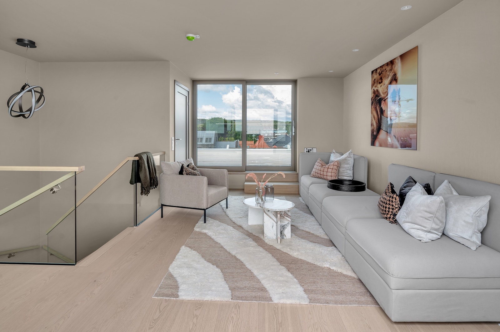 Utgang til to terrasser - en på hver side Galleribilde