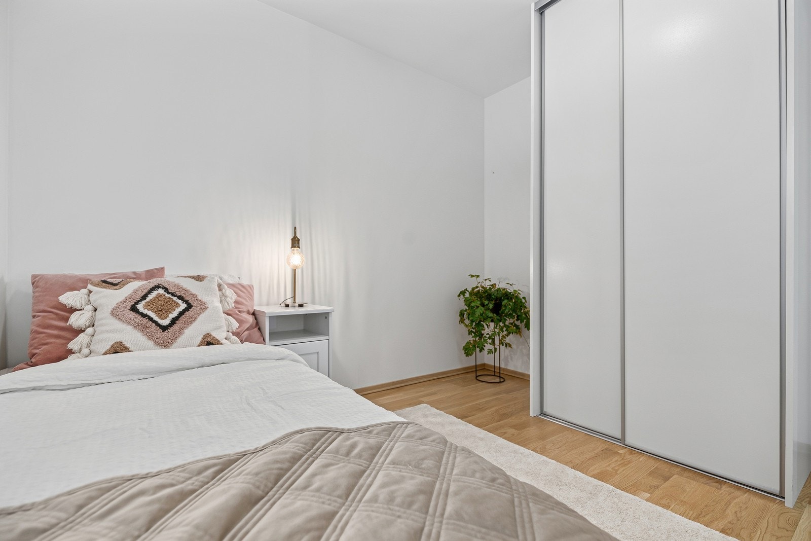 Her er det også god plass til oppbevaring i garderobe Galleribilde