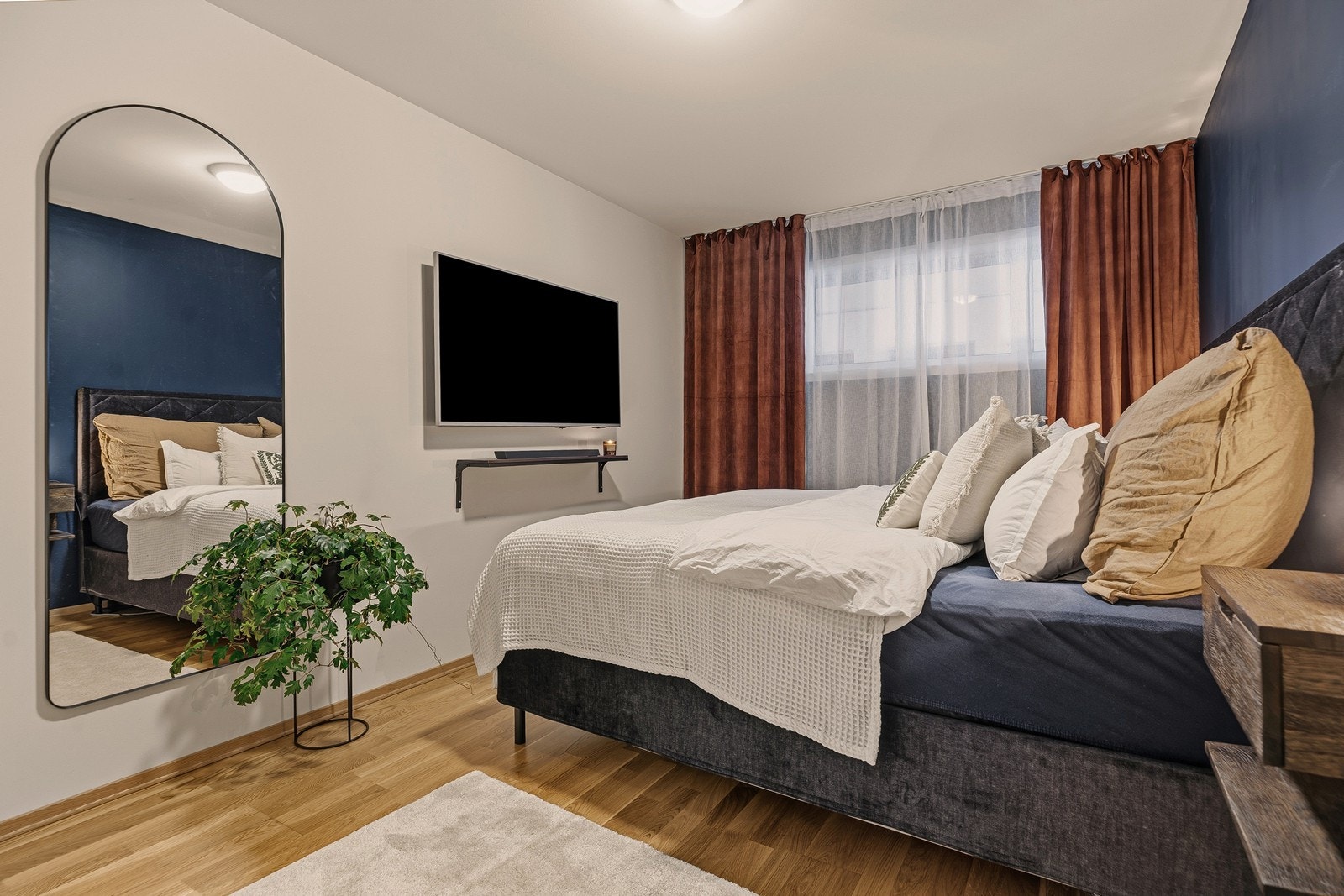 Flott hovedsoverom med god plass til dobbeltseng og tilhørende møblement Galleribilde