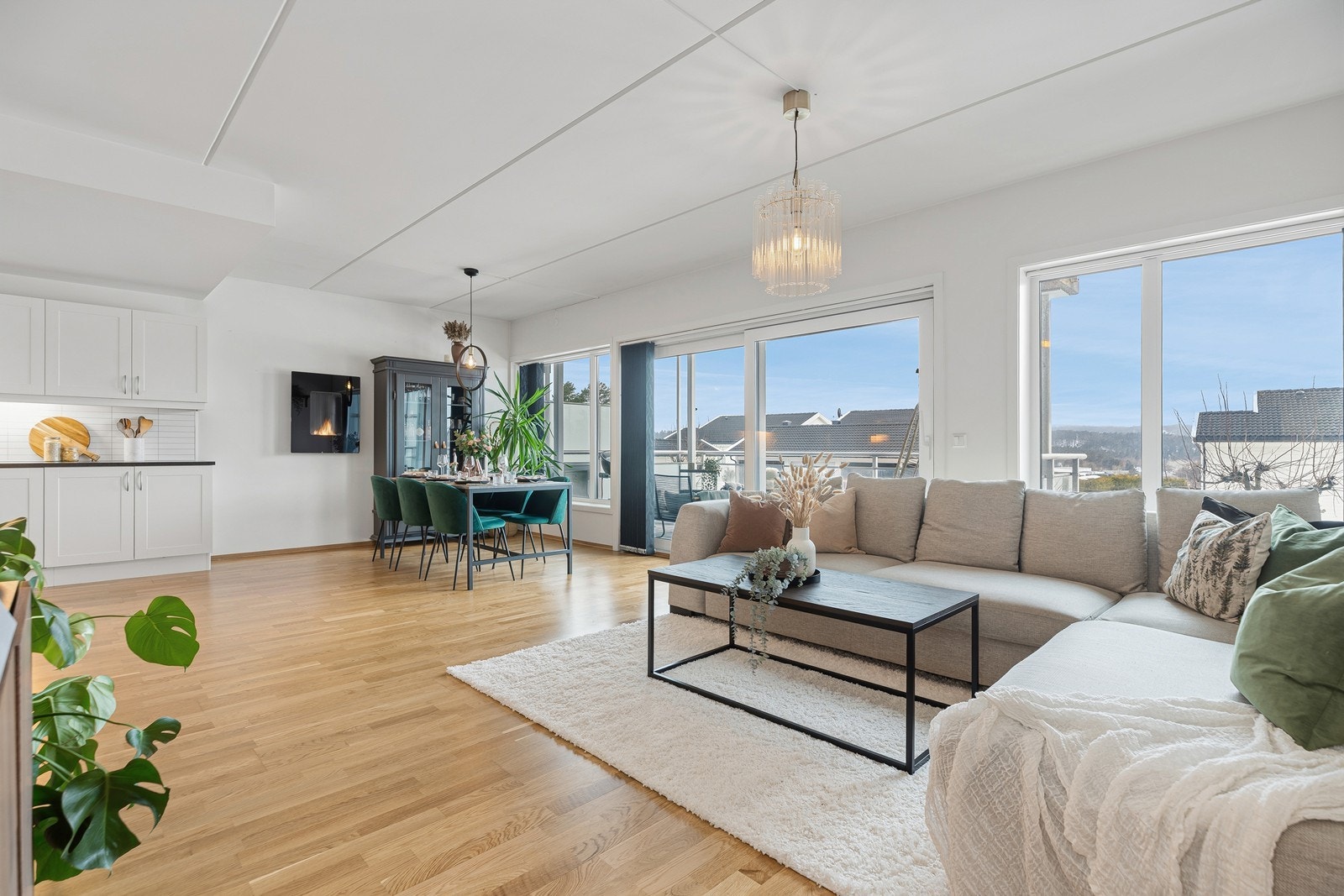 De store vindusflatene slipper inn rikelig med lys som skaper en god atmosfære på dag- og kveldstid Galleribilde