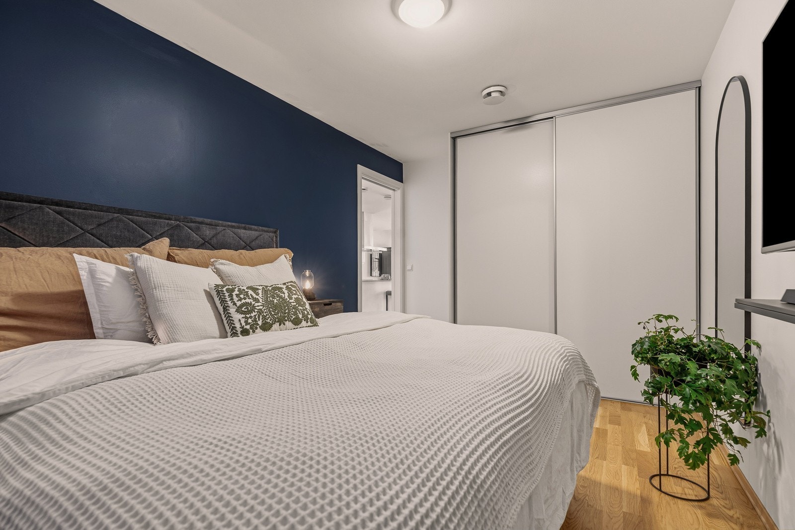 Romslig skyvedørsgarderobe med god plass til oppbevaring Galleribilde