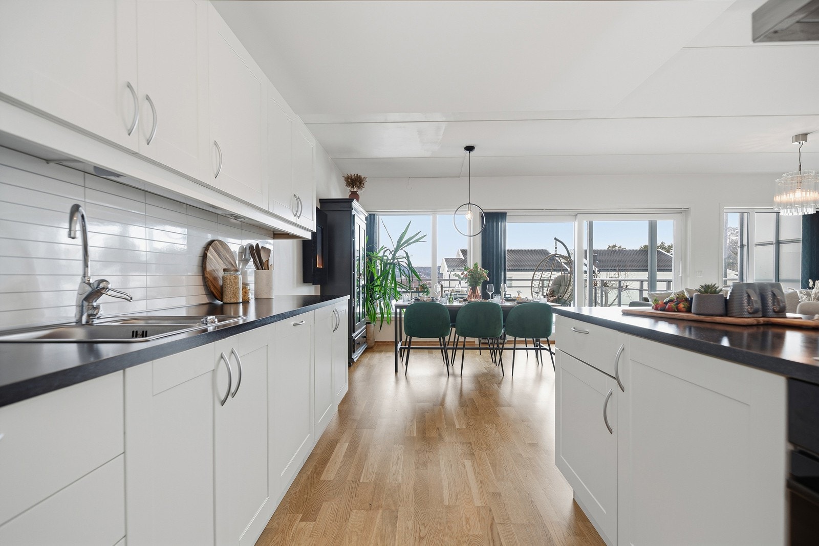 Sjarmerende kjøkken med oppbevaringsplass og benkeplass Galleribilde