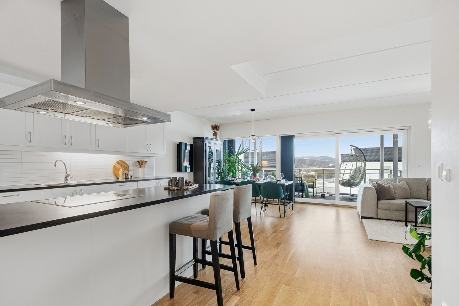 Det er en stor kjøkkenøy med bar Galleribilde