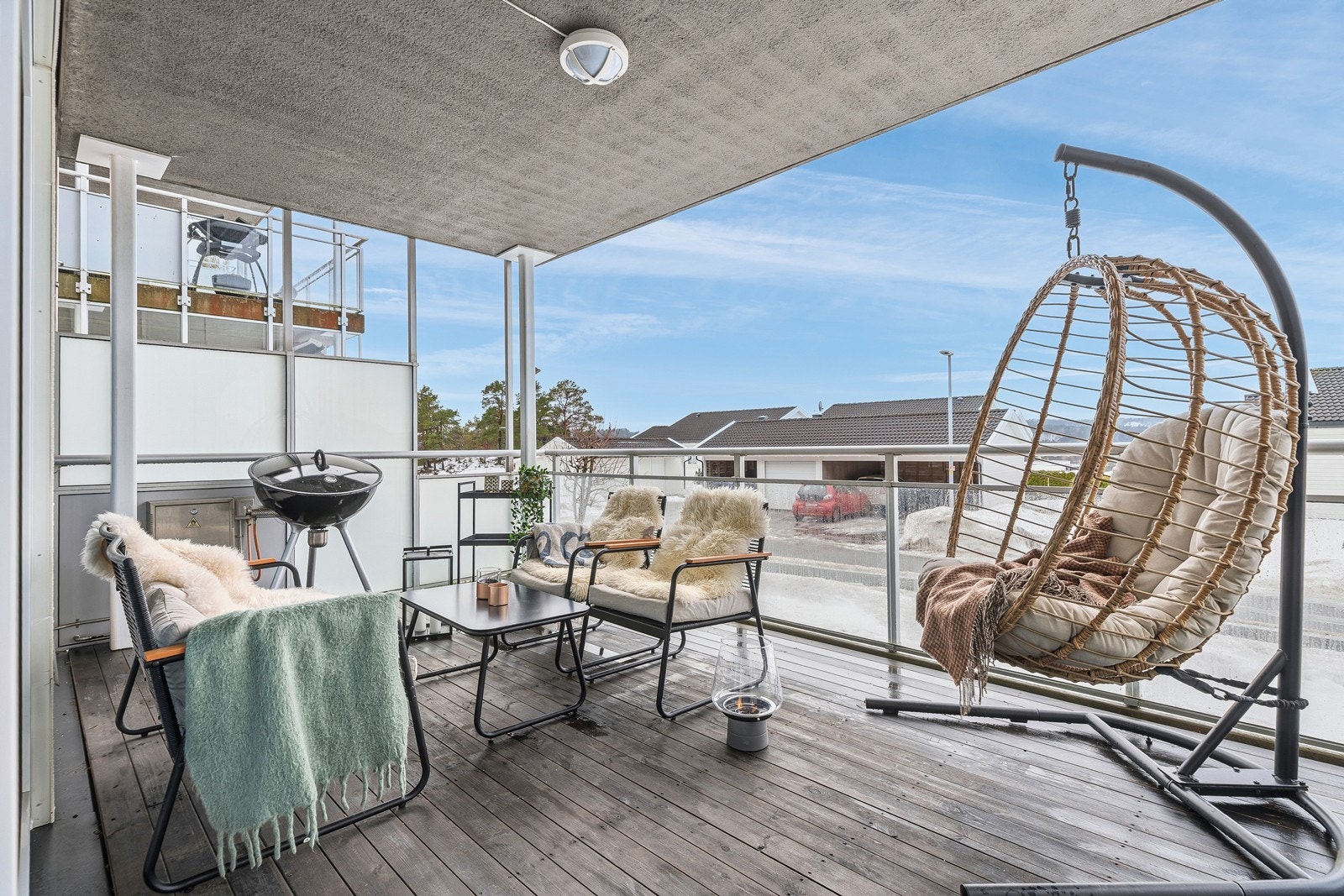 Terrasse med god plass til utemøblement med mer Galleribilde