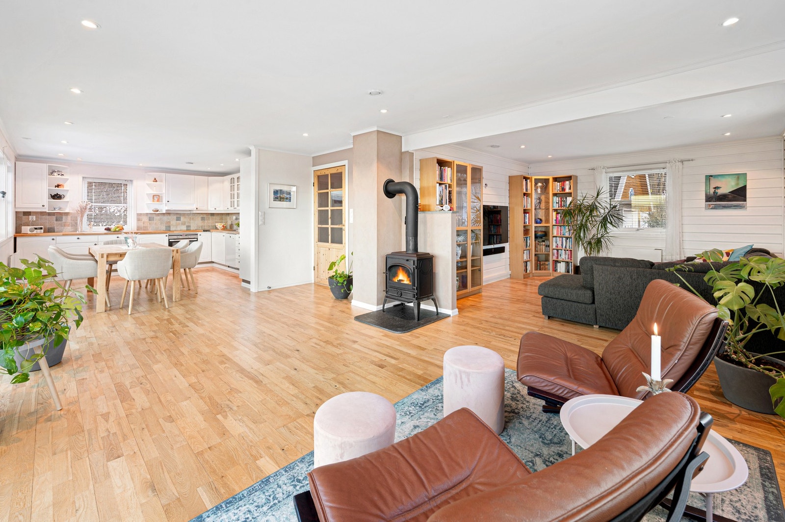 Romslig stue med gode møbleringsmuligheter. Vedovn i stuen gir en varm og hyggelig atmosfære. Galleribilde