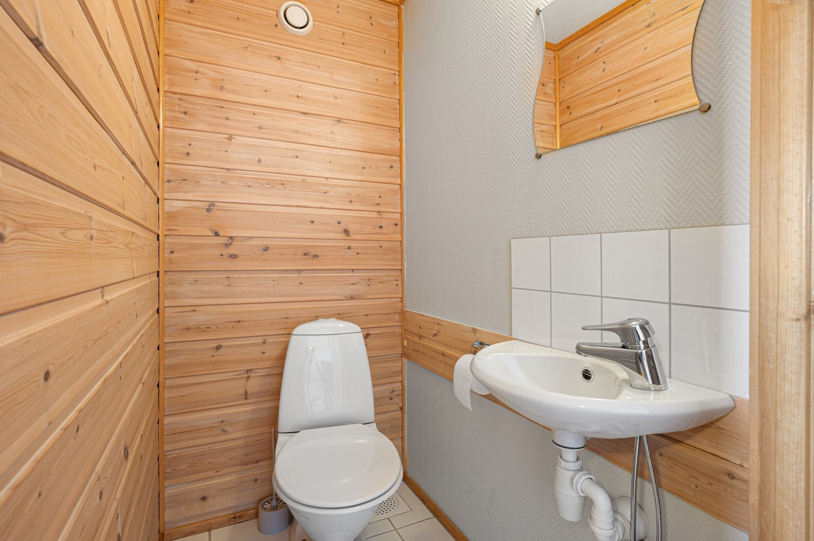 Toalettrom i sokkeletasje. Galleribilde