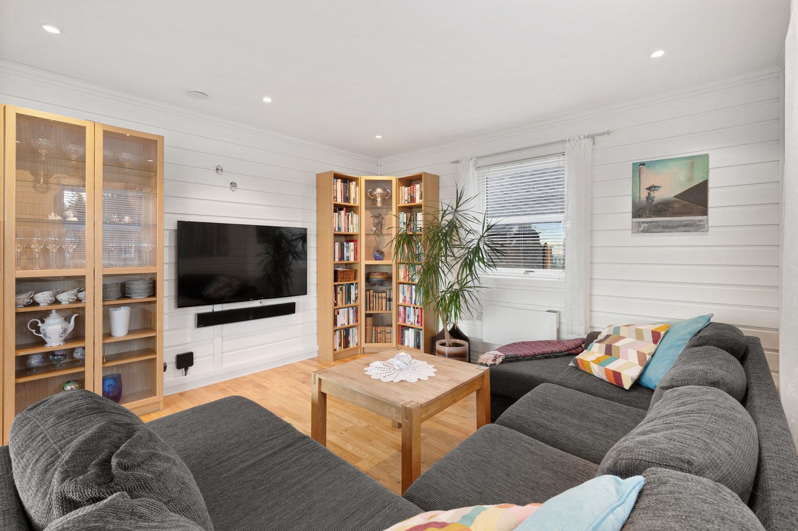 Koselig tv-stue med god plass til tv-seksjon og sofagruppe. Galleribilde