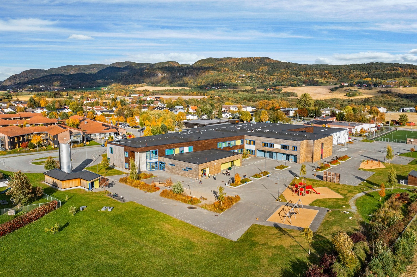 Boligen sogner til Rye skole og Spongdal ungdomsskole som sto ny i 2016, med stor idrettshall. Galleribilde