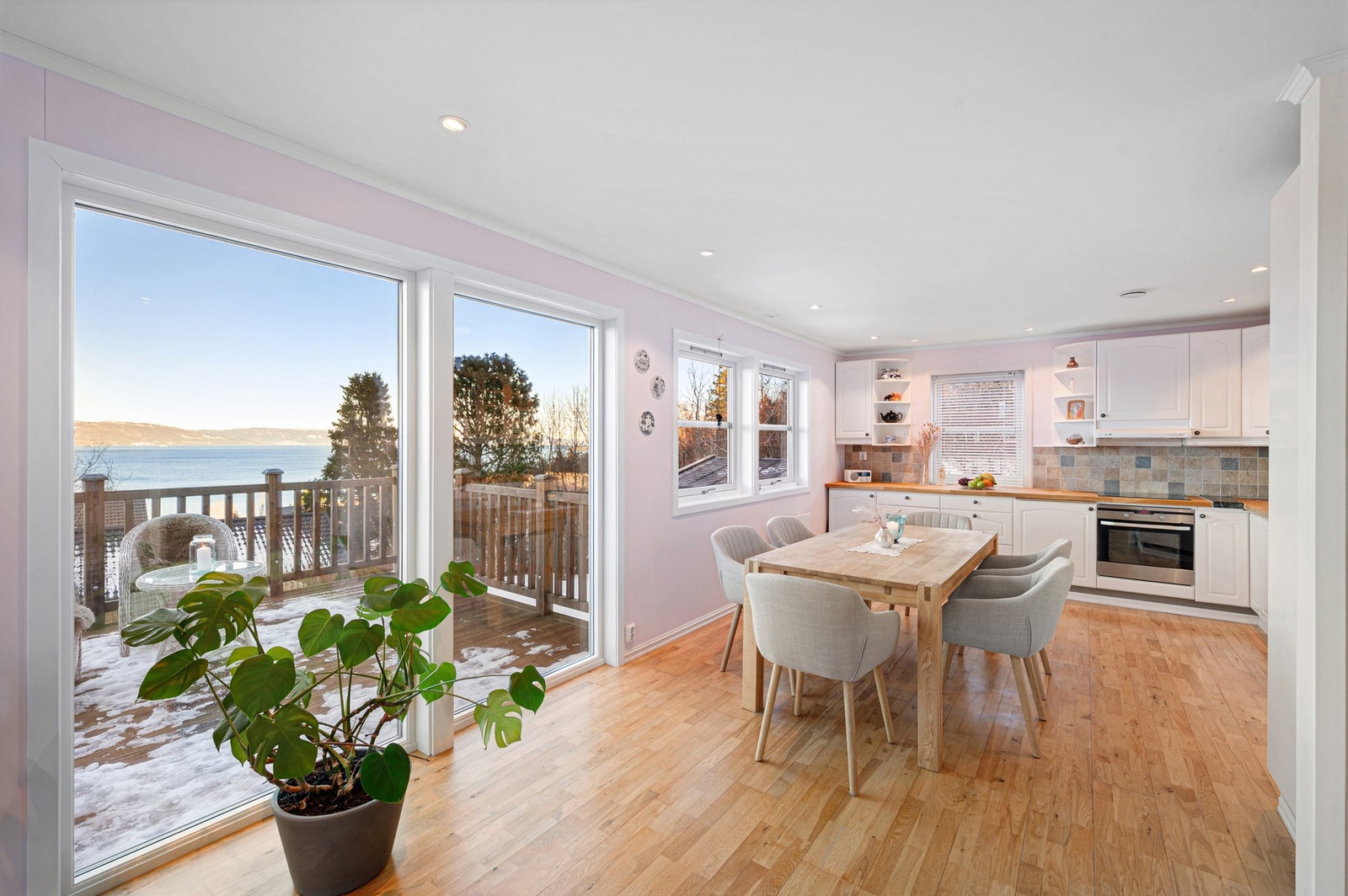 Utgang til balkong på 17,3m² fra kjøkkenet. Galleribilde