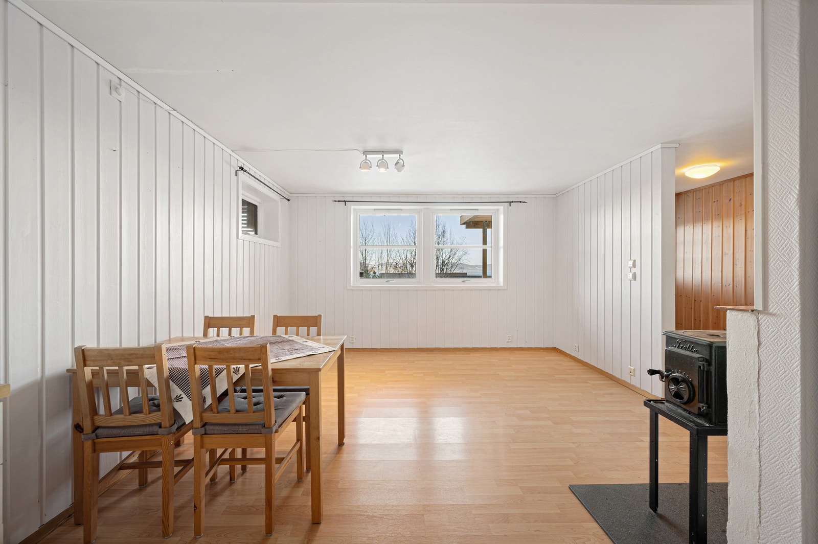 Stue/kjøkken på 22m². Det gjøres oppmerksom på at arealet som er utleid/har vært utleid ikke er godkjent som en egen enhet, og etablering av en ny selvstendig boenhet er et søknadspliktig tiltak som vil kunne utløse tekniske og formelle krav, bl.a vil det Galleribilde