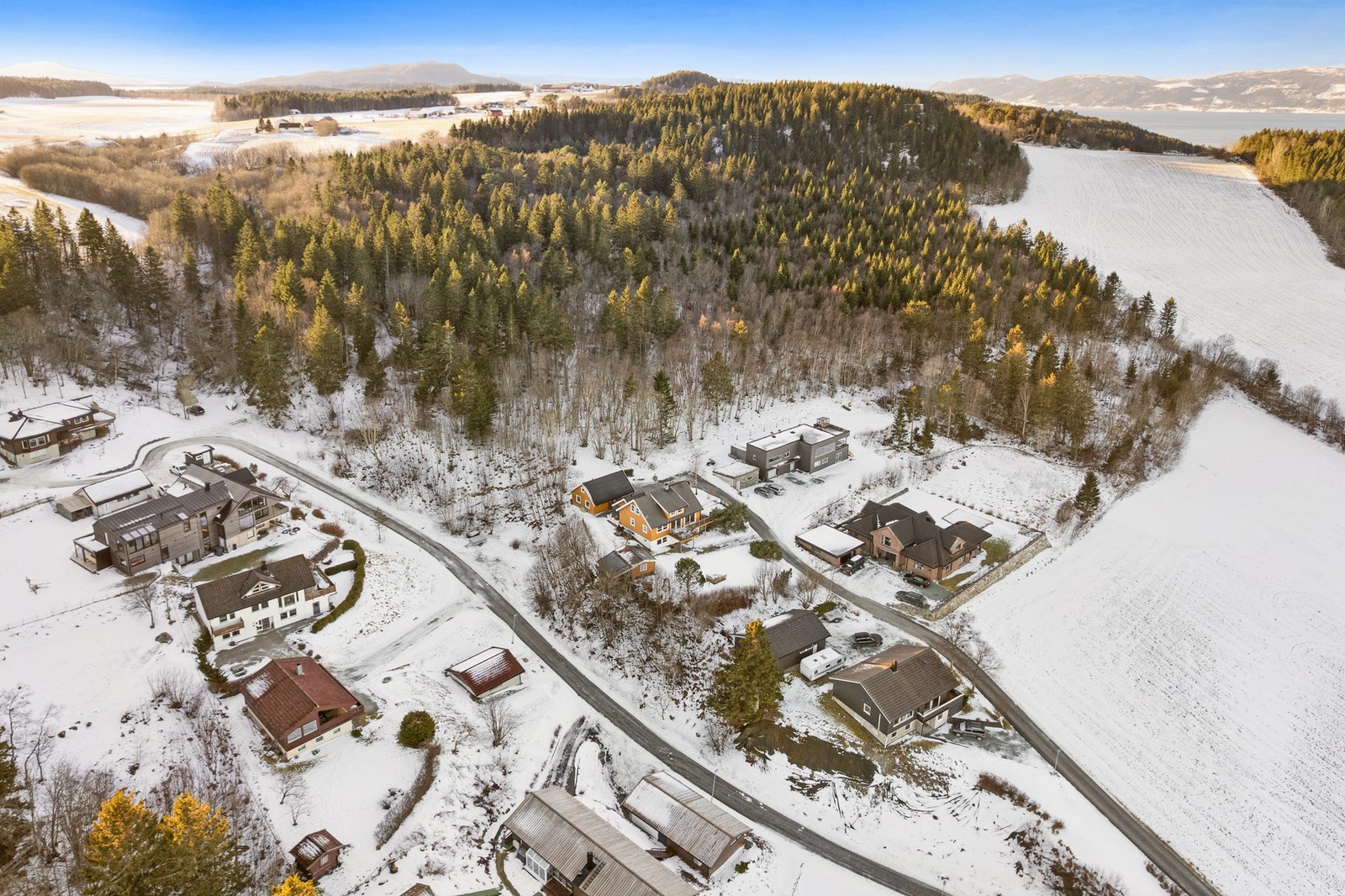 Med sentral beliggenhet på Bosberg har boligen kort veg til fasiliteter som dagligvarebutikk, gatekjøkken, bilverksted, samt golfbane. Gangavstand til populær badestrand og helårs badstue ved fjorden. Galleribilde