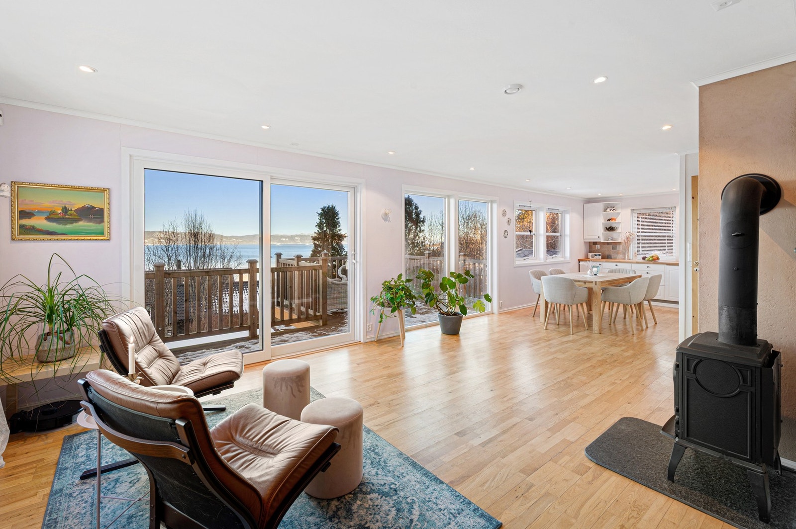 Kjøkken/stue på totalt 53,2m². Gode møbleringsmuligheter med flere sosiale soner. Galleribilde